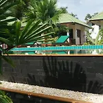 Noah\'S Ark Pool Residence